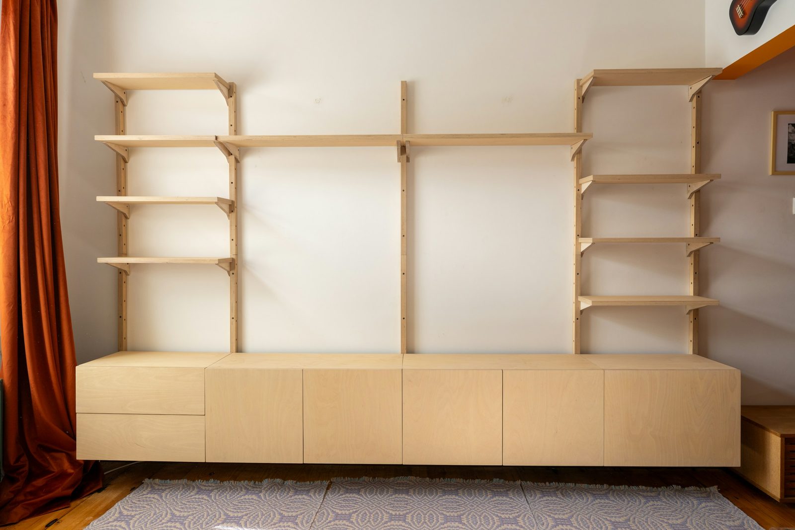 Salón con mueble de madera a medida y luz cálida